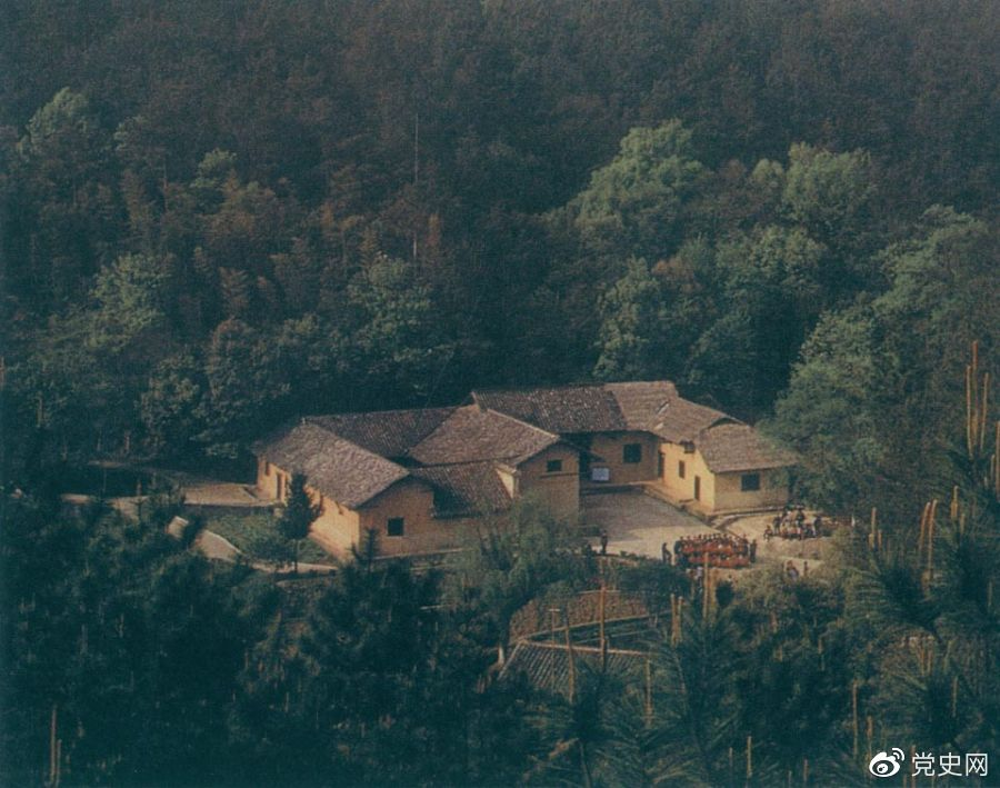 毛澤東故居——湖南省湘潭縣韶山?jīng)_上屋場(chǎng)。1893年12月26日，毛澤東在這里誕生。
