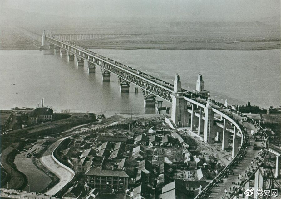 1968年12月29日， 南京長江大橋全面建成通車。這是當(dāng)時中國自行設(shè)計建造的最大的鐵路、公路兩用橋。